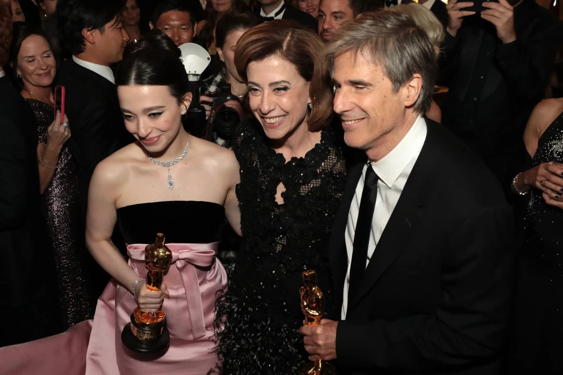 VÍDEO: Fernanda Torres parabeniza Mikey Madison por Oscar de Melhor Atriz