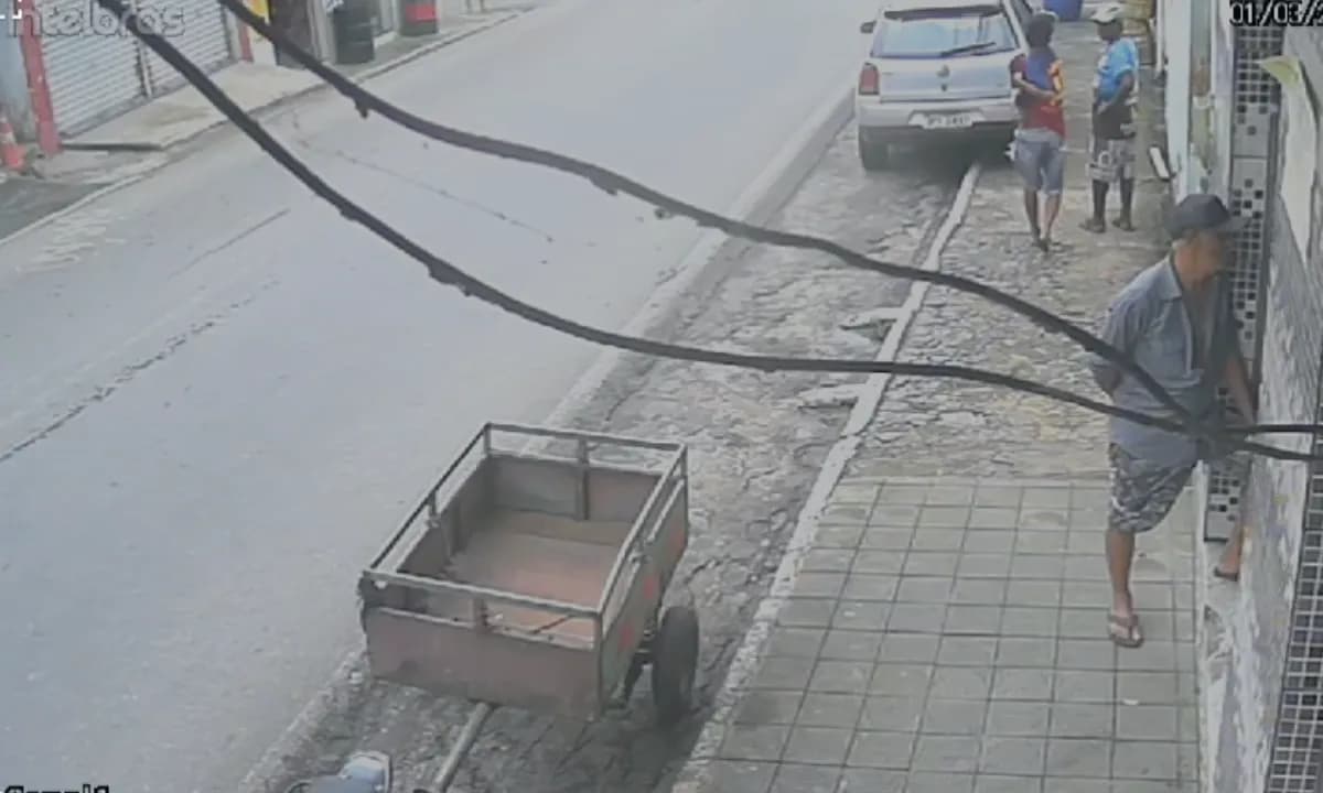 IMAGENS FORTES: Homem é morto com facada no pescoço em plena luz do dia na Bahia