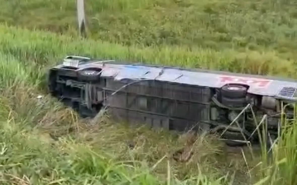 VÍDEO: Acidente de ônibus com 45 pessoas deixa feridos e um adolescente morto