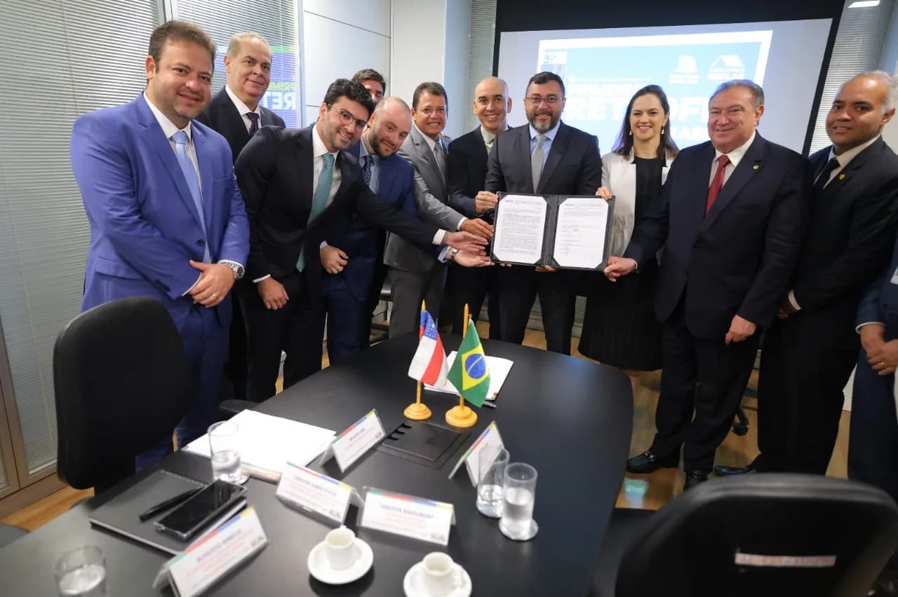 Wilson Lima e Ministério das Cidades assinam contrato para construção de moradias no antigo prédio da Receita Federal