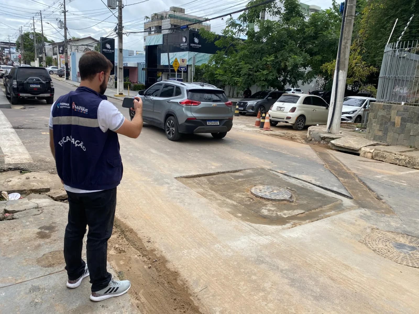 Ageman multa Águas de Manaus por buracos no asfalto nos conjuntos Manauense e Vieiralves