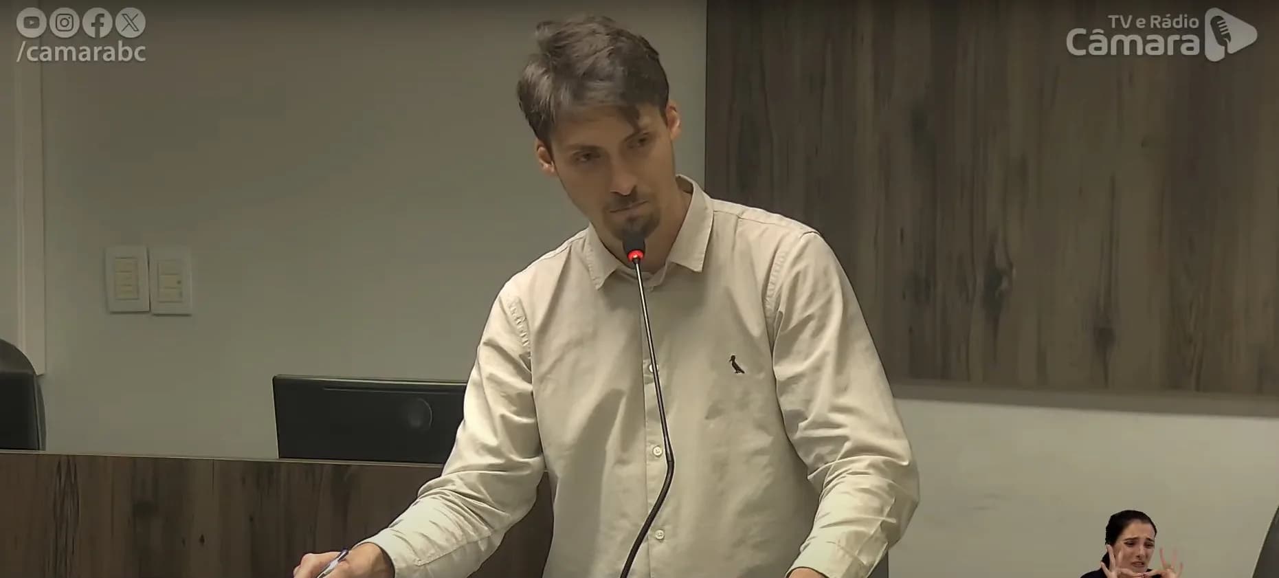VÍDEO: Jair Renan defende Eduardo Bolsonaro e discute com vereador do PT: “Tu é baixo, moleque”