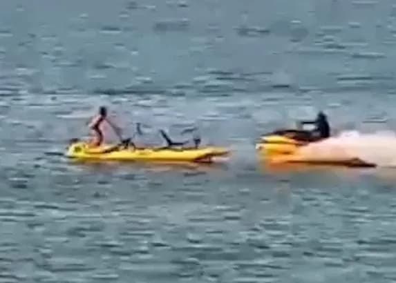 VÍDEO: Em alta velociade, jet-ski atropela barco e deixa 2 adolescentes feridos