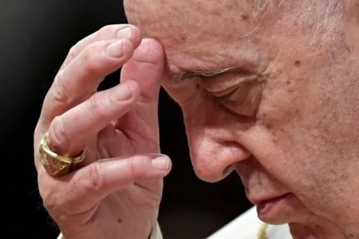 Papa Francisco deve receber alta do hospital neste domingo, diz Vaticano