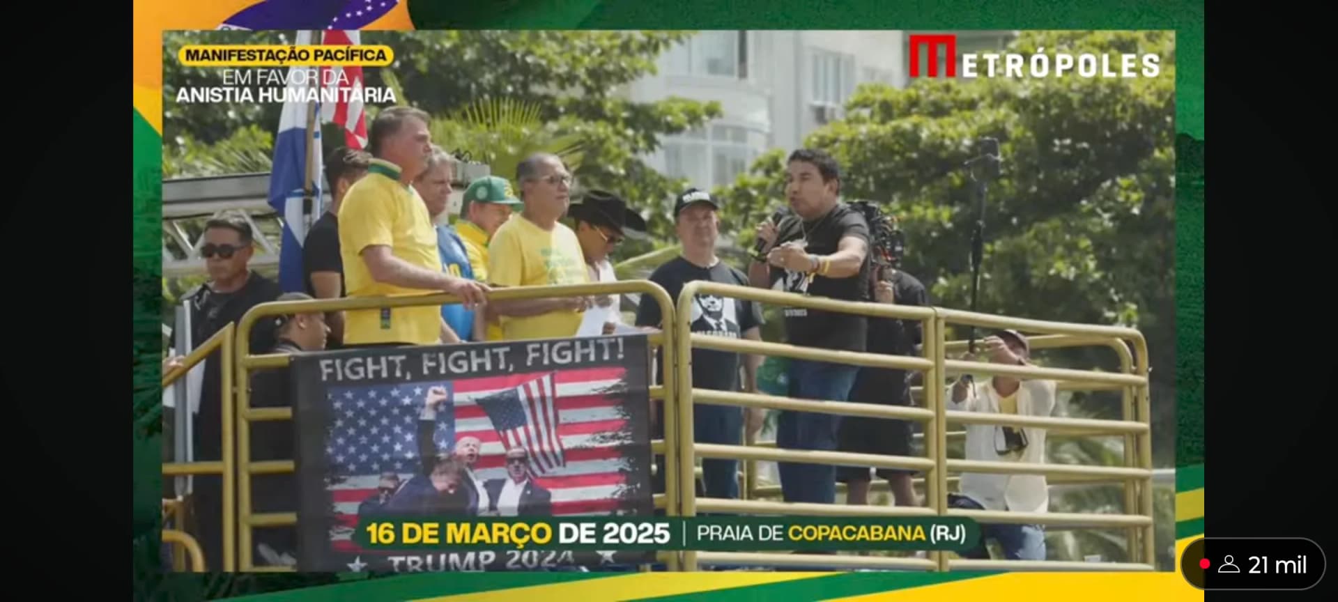 Bolsonaro chega em Copacabana e aliados fazem discurso em trio elétrico