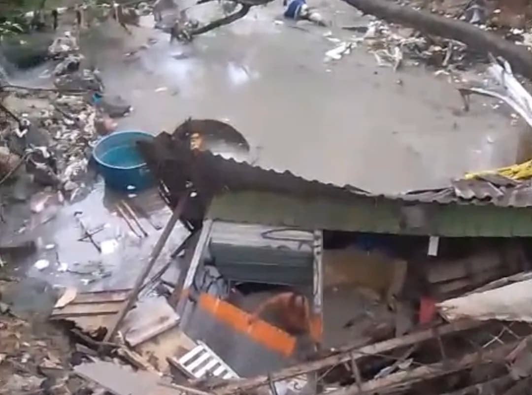 VÍDEOS: Após chuva, desabamento de casa no Jorge Teixeira deixa 2 pessoas feridas