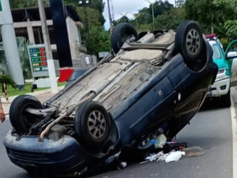 Motorista perde o controle e capota carro na Avenida do Turismo