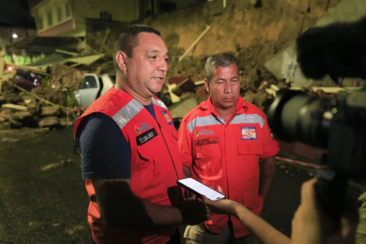 Vítimas recebem assistência após desabamento de muro na Praça 14, em Manaus