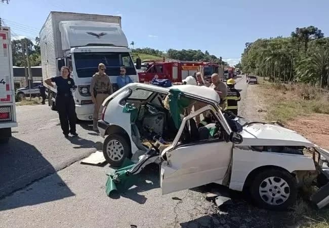 Grave acidente entre caminhão e carro deixa um morto em rodovia de Santa Catarina