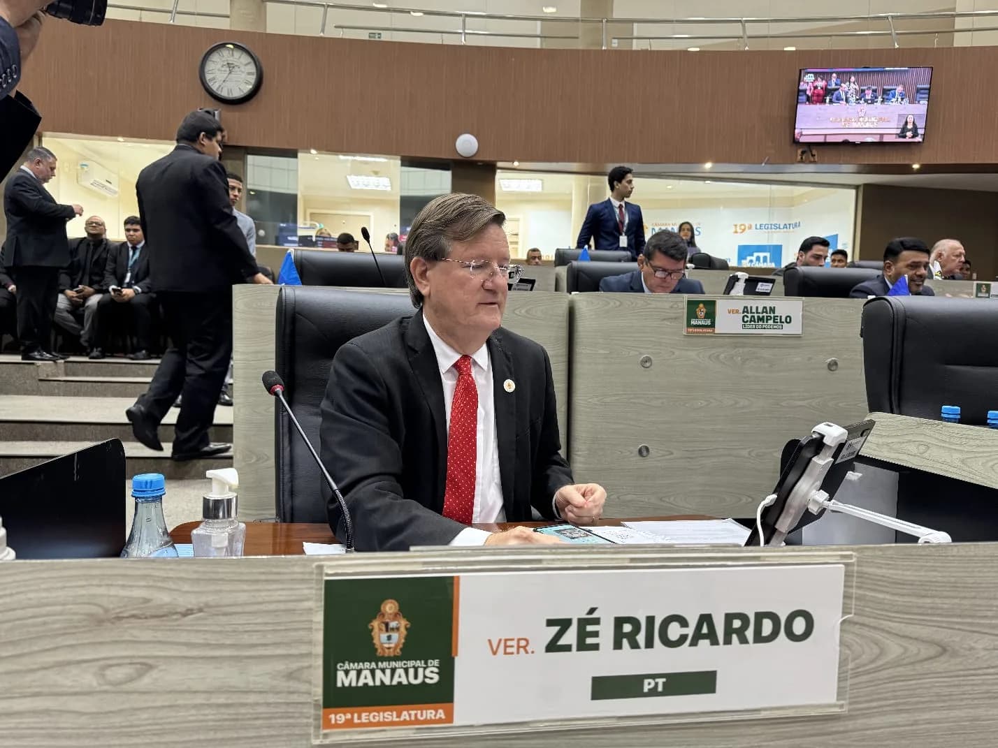 Zé Ricardo solicita do Governo do Estado isenção do ICMS sobre os alimentos