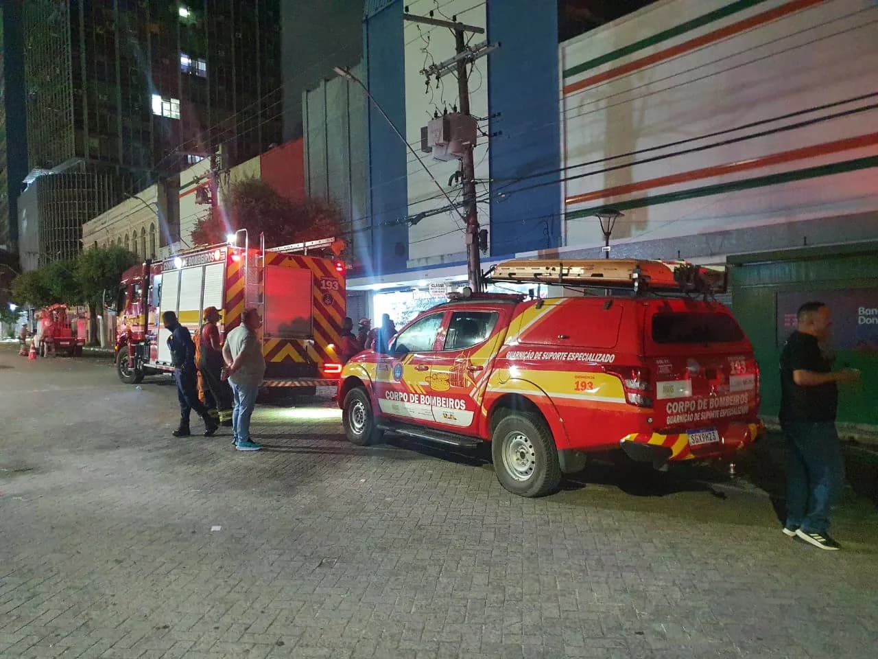 VÍDEO: Princípio de incêndio é registrado em sapataria na Av. Eduardo Ribeiro, no Centro