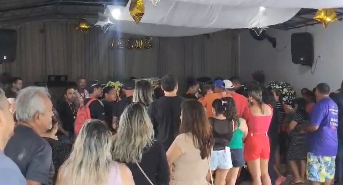 Criança atropelada por caminhão de lixo é velada em Manaus; vítima tinha 6 anos