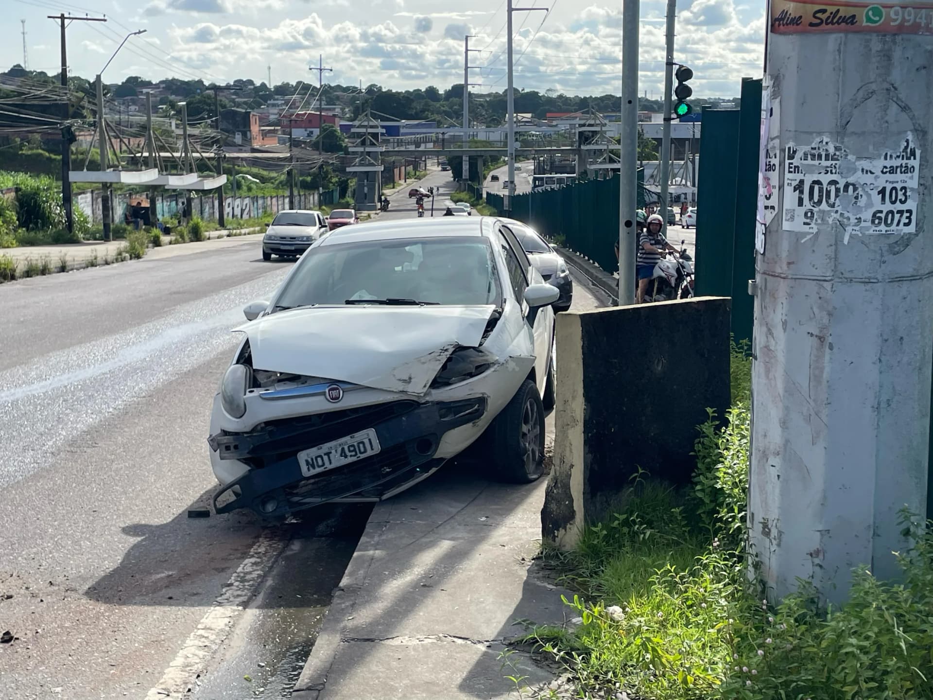 VÍDEOS: Carro colide com mureta em avenida no Santa Etelvina em Manaus