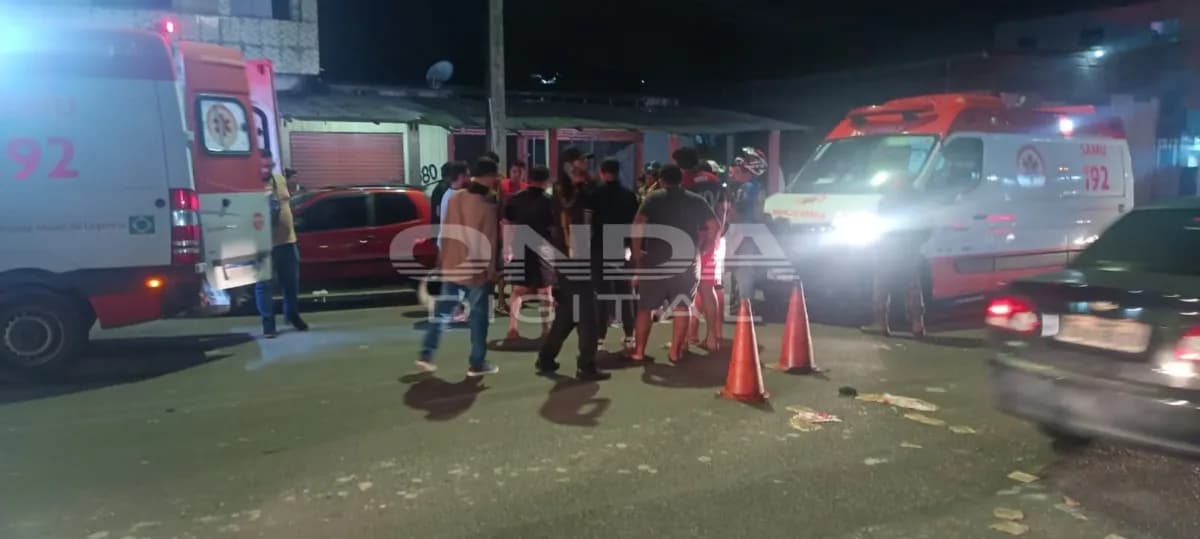 VÍDEO: Acidente entre moto e carro deixa entregadores de lanche feridos em Manaus