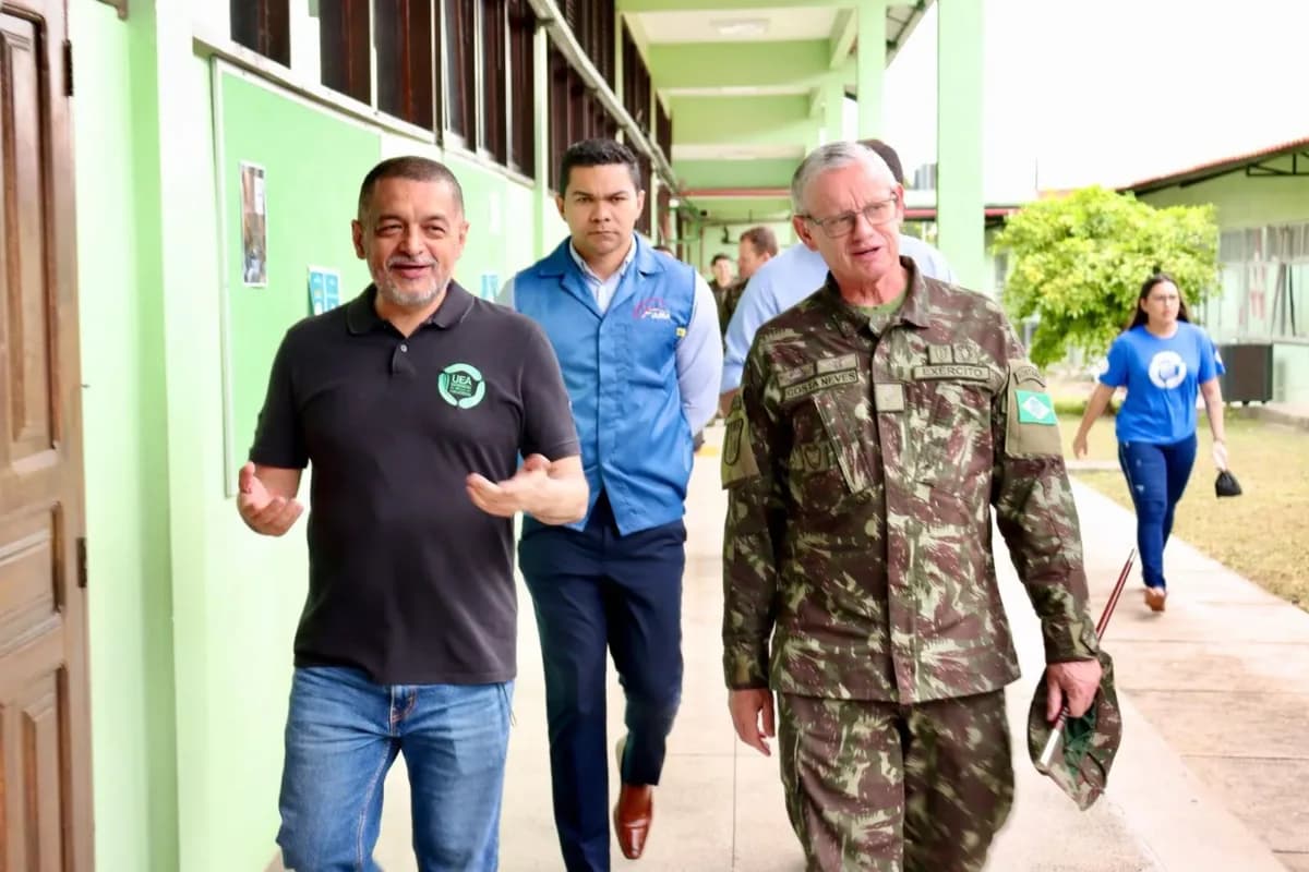UEA recebe comandante do CMA e avança em cooperação para tecnologia e inovação no Amazonas