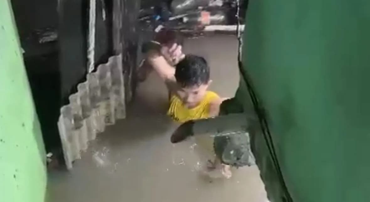 VÍDEO: chuva forte alaga avenidas e invade casas em Manaus