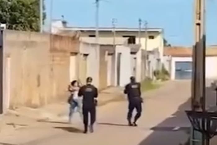 VÍDEO: Mulher sob efeito de drogas agride policiais com cabo de vassoura e é presa no Distrito Federal