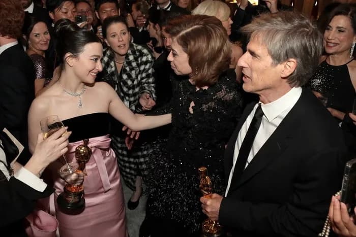 Fernanda Torres defende atriz de “Anora” e diz que filme é “primo de ‘Ainda Estou Aqui'”