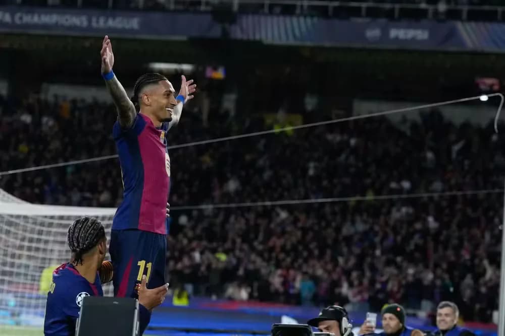 Raphinha marca 2 vezes em vitória do Barcelona na Champions e fica cotado para Bola de Ouro
