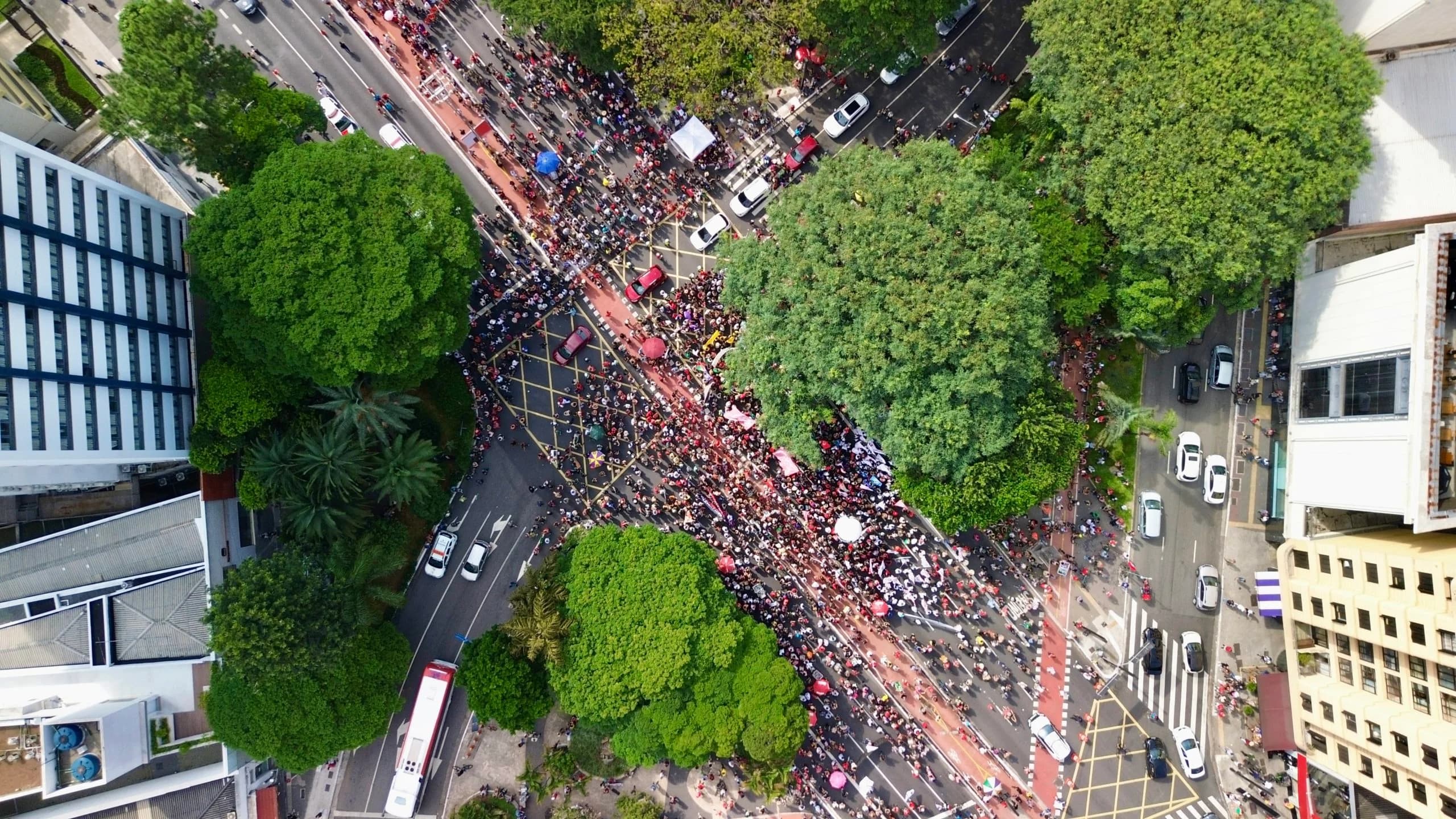 Manifestantes satirizam Bolsonaro e Trump em ato contra anistia e oposição faz piada