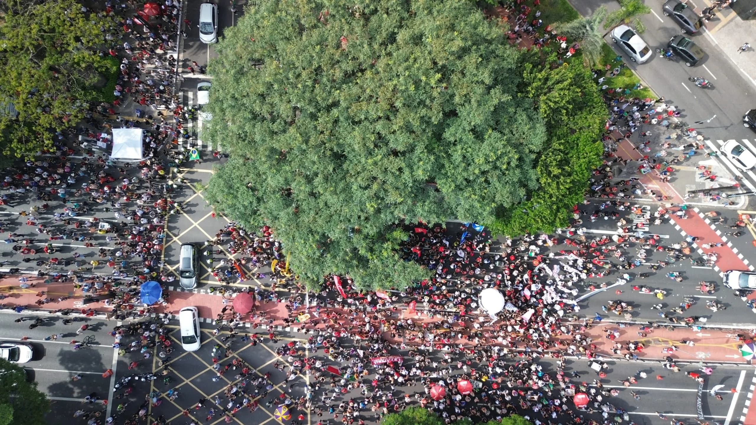 Manifestantes satirizam Bolsonaro e Trump em ato contra anistia e oposição faz piada