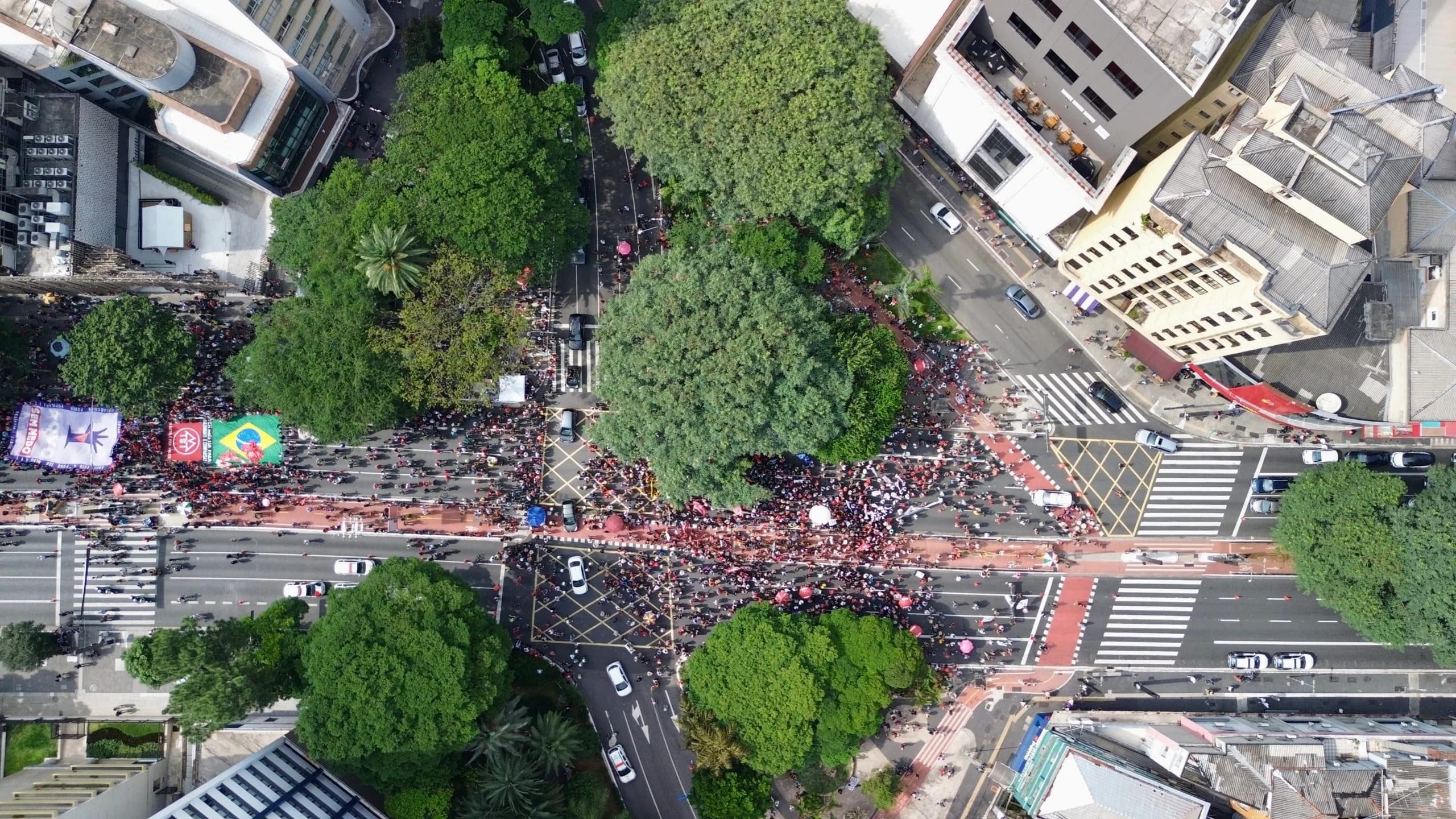 Manifestantes satirizam Bolsonaro e Trump em ato contra anistia e oposição faz piada