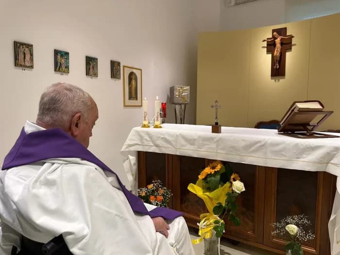 Vaticano divulga imagem do Papa; Francisco diz estar com o “físico fraco”
