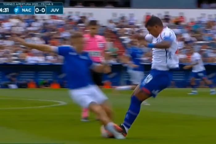 VÍDEO: Zagueiro faz falta violenta em adversário e é expulso de jogo no Uruguai