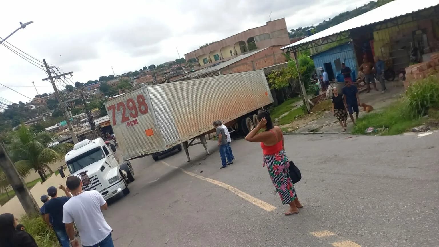 VÍDEOS: Carreta desprende de baú e invade casa na zona Leste de Manaus