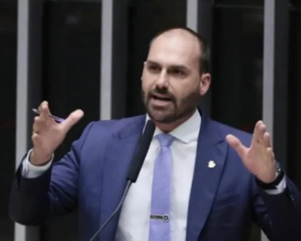Eduardo Bolsonaro tem licença de 122 dias aprovada pela Câmara