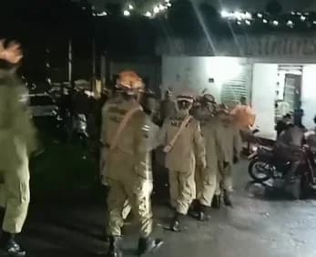 Mais de 50 bombeiros atuam no isolamento da comunidade Fazendinha atingida por deslizamento de terras