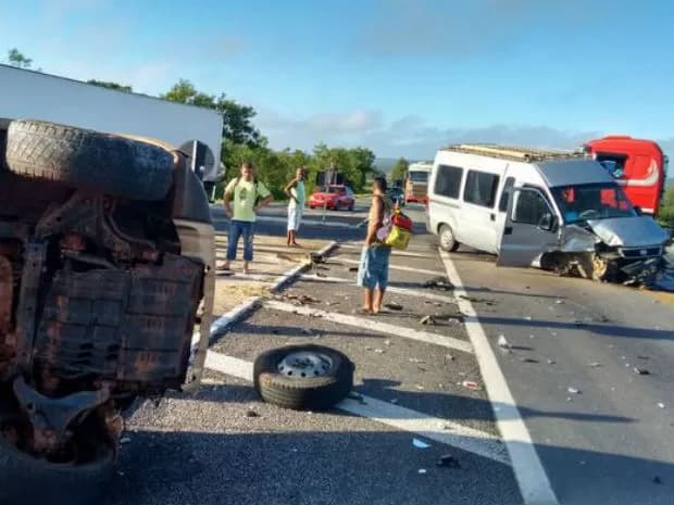 CHOCANTE: Colisão entre van e carreta mata 10 pessoas da mesma família na Bahia