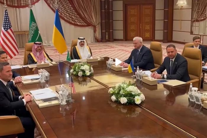 Começa reunião de paz entre EUA e Ucrânia, após maior ataque com drones contra a Rússia