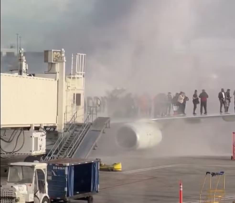 VÍDEO: Avião da American Airlines pega fogo no aeroporto de Denver, e passageiros se aglomeram em asa