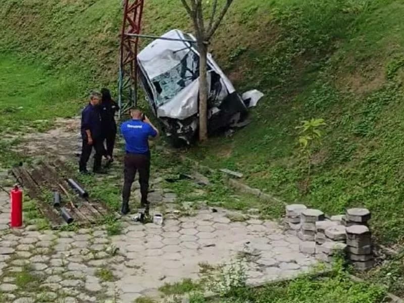 Carro despenca em terreno no Distrito Industrial em Manaus