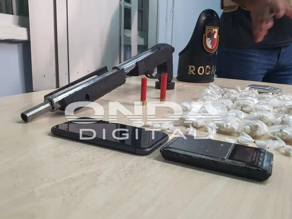 VÍDEO: Criminoso é preso com arma e drogas em kitnet em Manaus