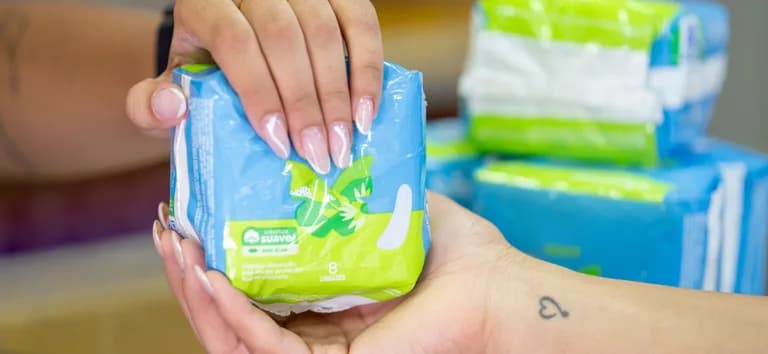 Pobreza menstrual: campanha arrecada absorventes para mulheres em Manaus