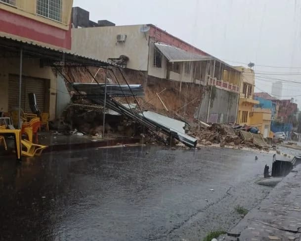 URGENTE: Desabamento atinge comércios no Centro de Manaus e deixa três feridos