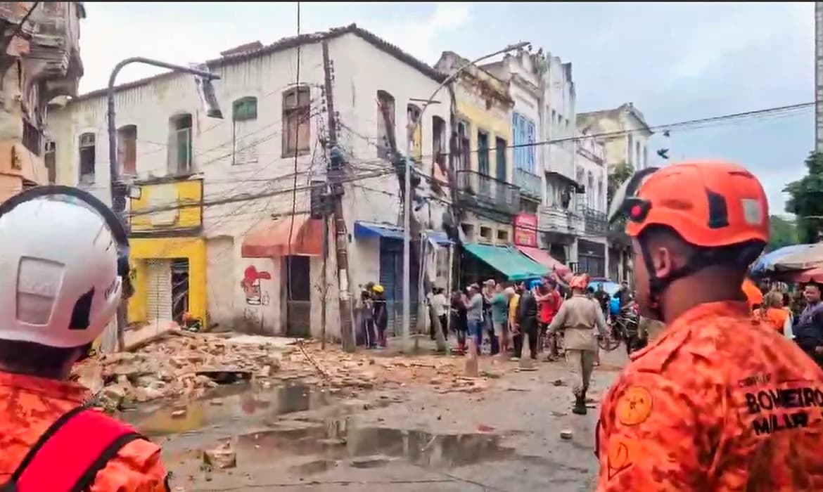 VÍDEOS: Casarão desaba no centro do RJ; uma pessoa morre