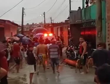 VÍDEOS: Chuva causa deslizamento de terra na Zona Norte de Manaus; uma pessoa morreu
