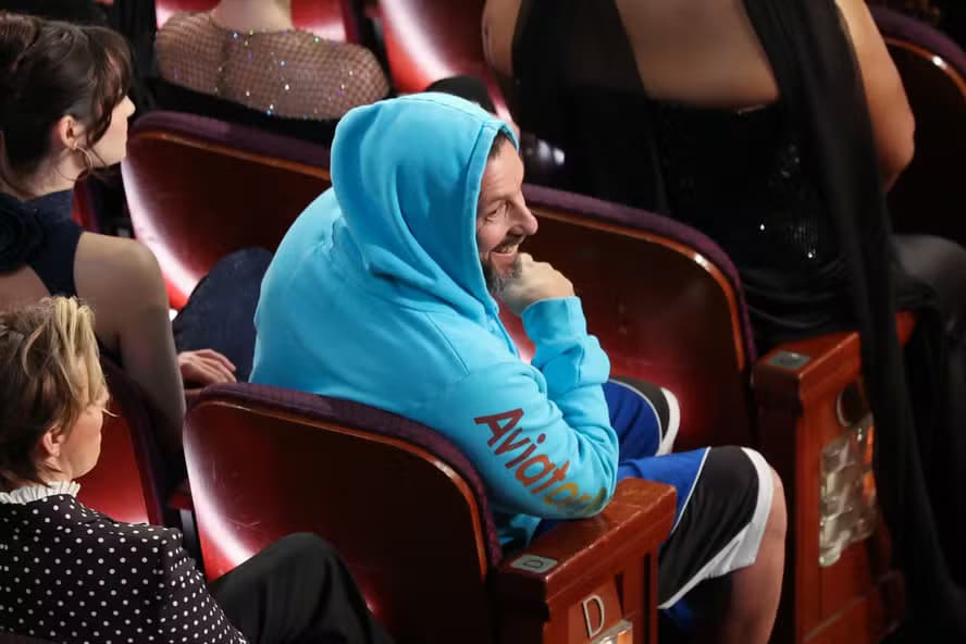 CURIOSO: Adam Sandler surge com look “diferentão” no Oscar 2025