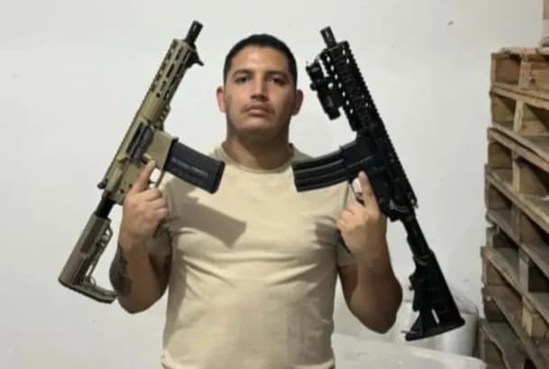 Fichado pela PF por tráfico, homem é preso em Manaus com dois fuzis