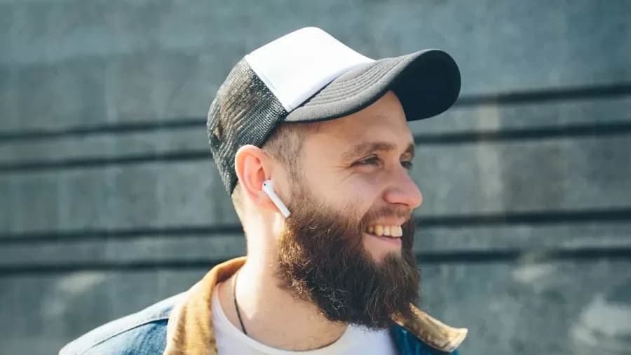 Usar boné com frequência pode causar calvície? Entenda