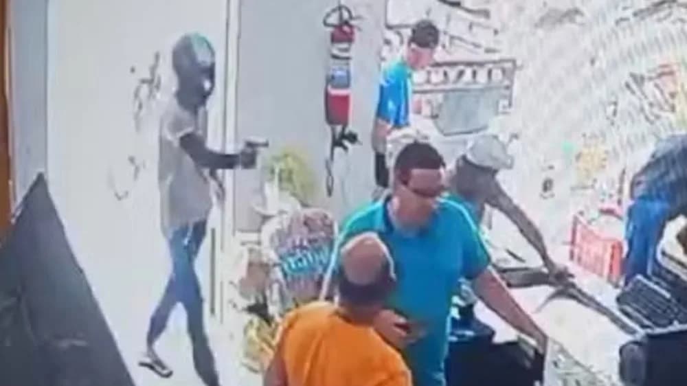 VÍDEO: Criminoso invade comércio e mata filho de político de Irauçuba