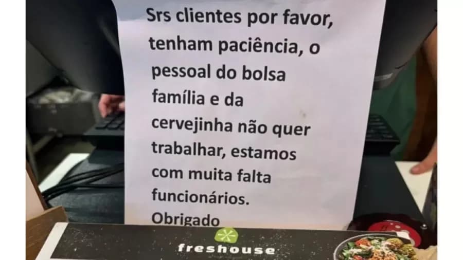 Restaurante em SP exibe aviso culpando “pessoal do Bolsa Família” por falta de funcionários