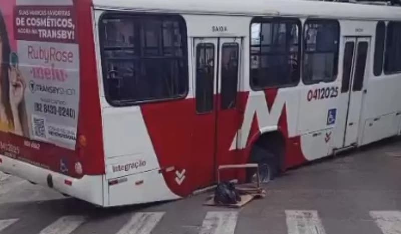 VÍDEO: Ônibus cai em buraco em rua do Mutirão em Manaus