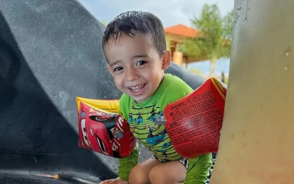 Menino de 3 anos morre afogado em piscina de resort em Goiás