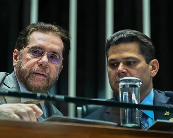 Davi Alcolumbre repreende Plínio Valério no Senado