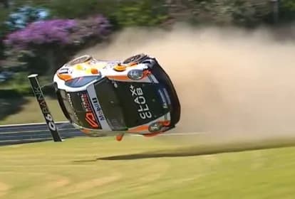 VÍDEO: Carro capota várias vezes em acidente impressionante na Porsche Cup Brasil