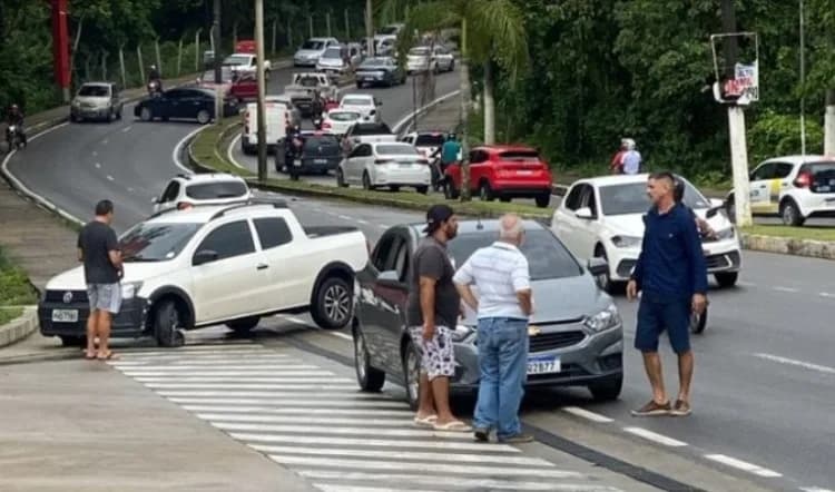 Derramamento de óleo causa acidentes em avenida de Manaus; IMMU é mobilizado